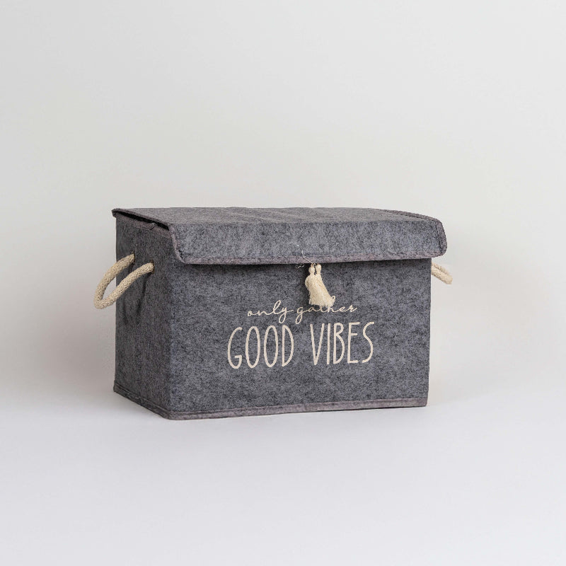 Felt storage box with lid and rope handles – Good Vibes print
Rectangular felt organizer box with tassel detail
Decorative storage box on white shelf for toys, clothes, or books