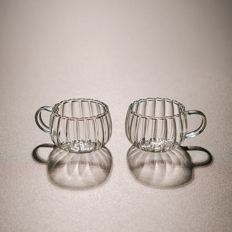 “Ribbed clear glass cup with handle – pumpkin shaped transparent teacup”
“Elegant ribbed glass coffee cup with clear handle on white background”
“Transparent pumpkin-style glass mug for tea, coffee, or desserts”
“Modern ribbed glassware with handle – versatile teacup design”
“Clear ribbed glass cup showcasing minimalist drinkware style