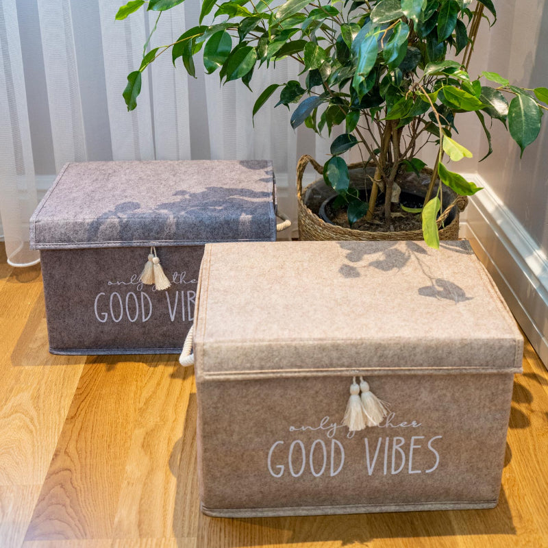 Felt storage box with lid and rope handles – Good Vibes print
Rectangular felt organizer box with tassel detail
Decorative storage box on white shelf for toys, clothes, or books