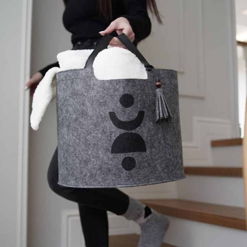Dark grey felt storage tote with black abstract print and handles
Minimalist felt storage basket for laundry, toys, or blankets
Modern decorative felt tote with handles – dark grey organizer