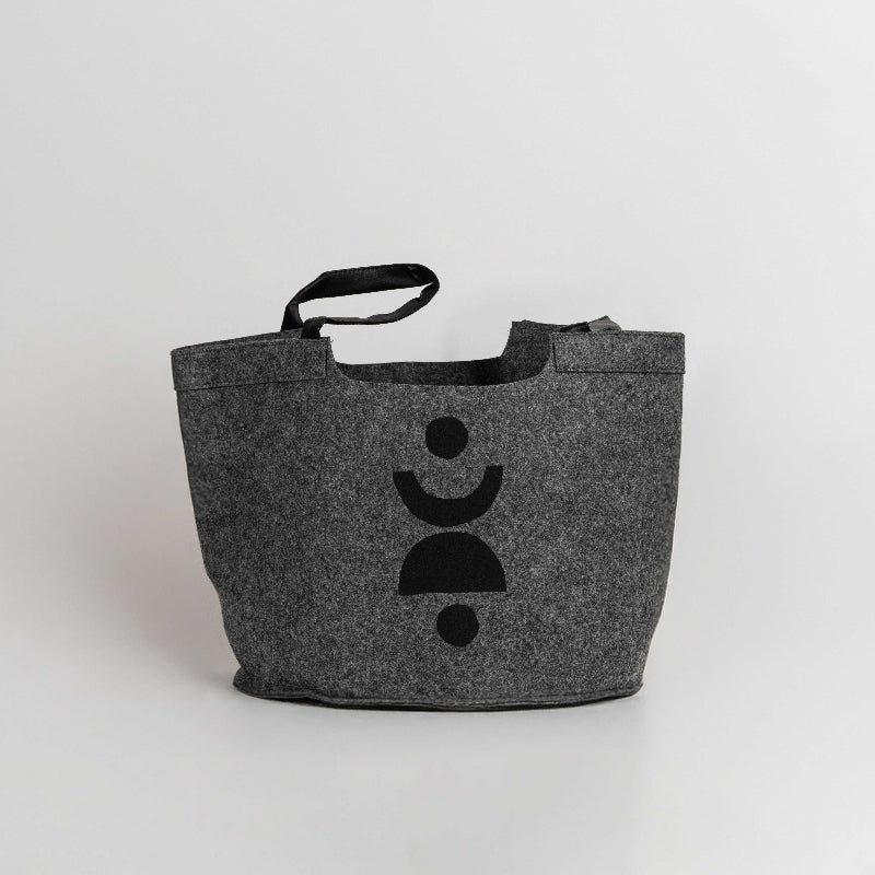 Dark grey felt storage tote with black abstract print and handles
Minimalist felt storage basket for laundry, toys, or blankets
Modern decorative felt tote with handles – dark grey organizer