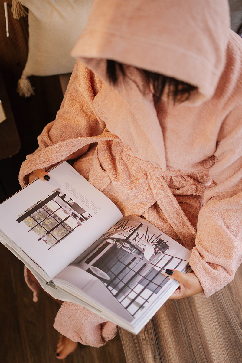 Luxury hooded cotton bathrobe with belt and pockets 