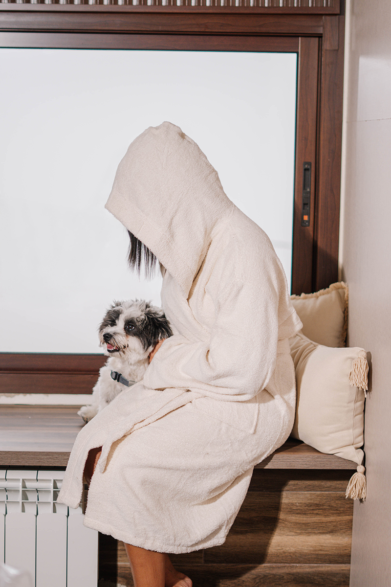 Luxury hooded cotton bathrobe with belt and pockets 
