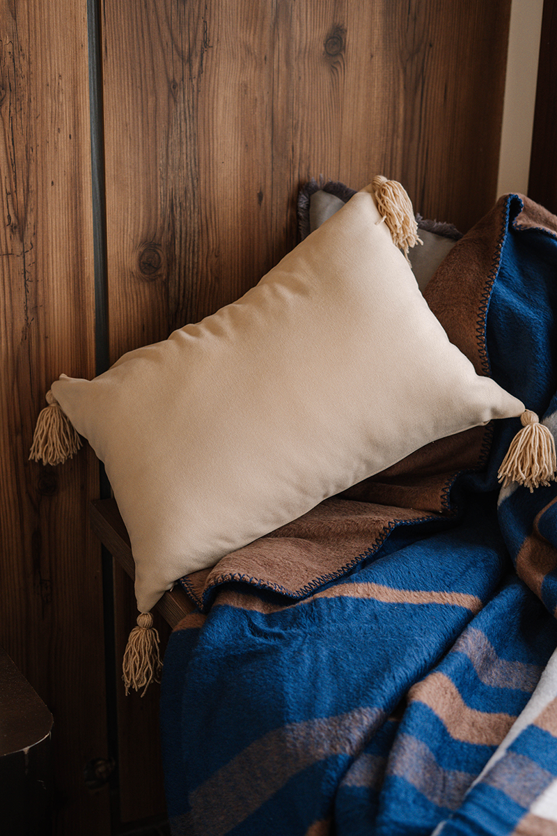 Cream rectangular cushion cover with tassels – 30x50 cm
Decorative cream pillow with tassels styled on beige sofa
Close-up of cream rectangular cushion cover with tassel details
Neutral tassel cushion for modern and boho home décor