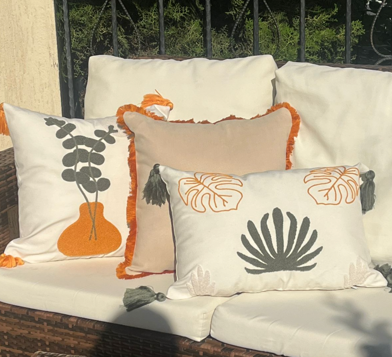 Beige cushion cover with orange fringe on sofa – 43x43 cm
Decorative beige pillow with vibrant orange edges for living room décor
Close-up of beige cushion with orange fringe trim
Modern decorative pillow in beige with bold orange fringe