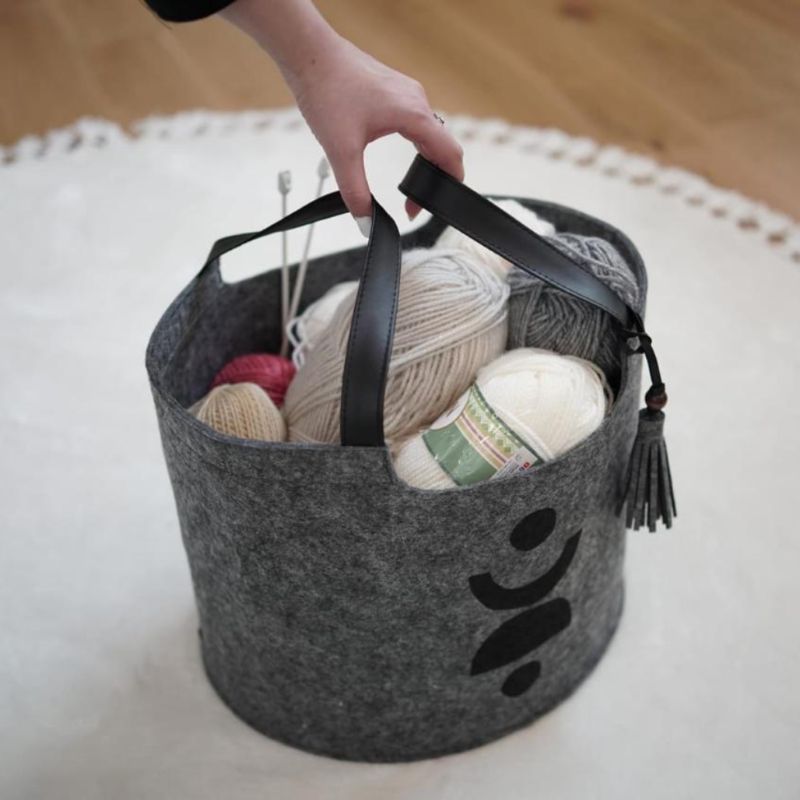 Dark grey felt storage tote with black abstract print and handles
Minimalist felt storage basket for laundry, toys, or blankets
Modern decorative felt tote with handles – dark grey organizer