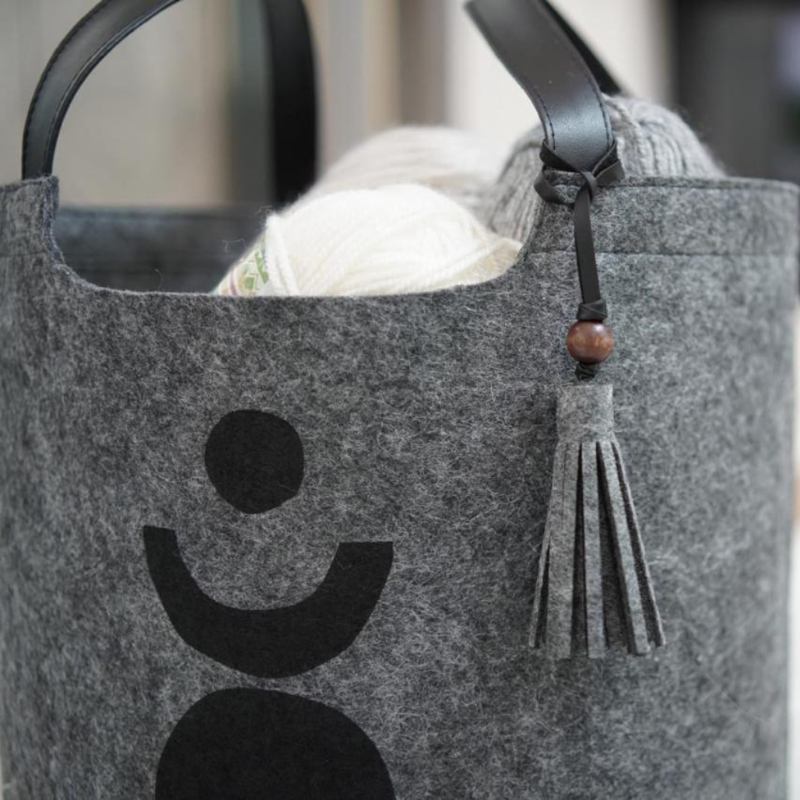 Dark grey felt storage tote with black abstract print and handles
Minimalist felt storage basket for laundry, toys, or blankets
Modern decorative felt tote with handles – dark grey organizer