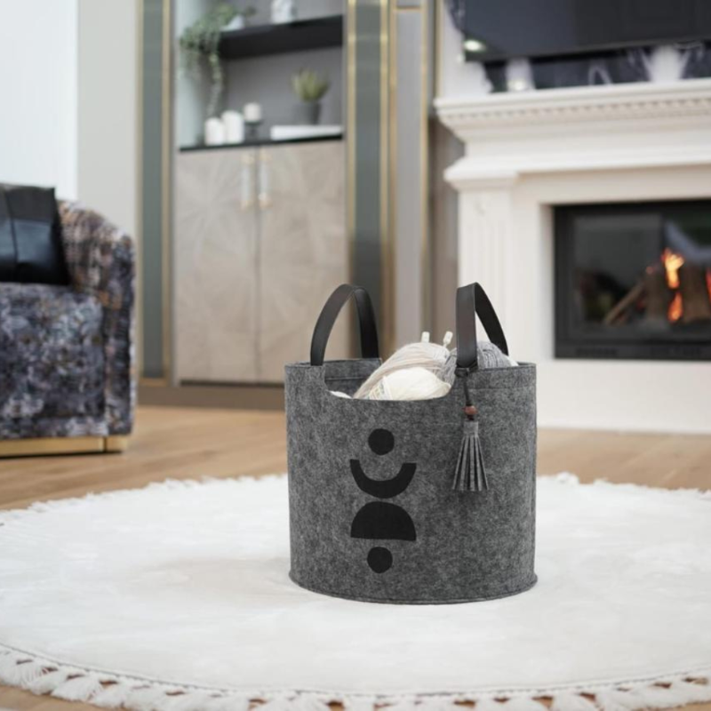 Dark grey felt storage tote with black abstract print and handles
Minimalist felt storage basket for laundry, toys, or blankets
Modern decorative felt tote with handles – dark grey organizer